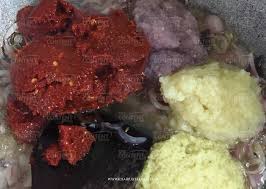 Masukkan ayam, gula melaka dan kunyit serbuk. Rendang Ayam Cili Padi