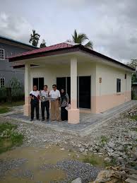 Program rumah mesra rakyat(rmr) 2021 di bawah spnb diwujudkan bagi membantu golongan berpendapatan rendah yang tidak mempunyai rumah atau tinggal di rumah usang (daif) tetapi mempunyai tanah untuk membina rumah sendiri dan selesa. 15 Mac 2018 Serahkunci Rumah Mesra Spnb Mesra Sarawak Facebook
