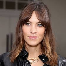 Here s a how to tutorial on how to achieve h. Curtain Bangs 9 Styling Tipps Fur Den Pony Trend Cosmopolitan
