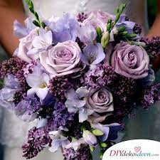 Violet flowers, purple classic wedding, rosy lace dress. 40 Unglaublich Schone Brautstrauss Ideen Fur Deinen Hochzeitsstrauss Hochzeitsgestecke Blumenstrauss Hochzeit Brautstrauss