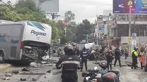 Dos hermanos de 45 y 31 años murieron al precipitarse a tierra la avioneta en la que volaban en cercanías al club de planeadores, en la ciudad santafesina de. Fuerte Accidente En Santa Fe Deja 15 Heridos Meganoticias