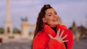 Vajdaságból származó magyar énekesnő a sugarloaf együttesben kezdte páyafutásátá. Der Heni Egyutt Konnyebb Official Music Video Youtube