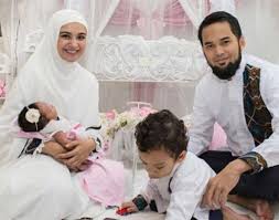 Seperti model baju lebaran syahrini tahun ini yang eksklusif dan elegan di atas. 9 Contoh Baju Lebaran Keluarga Artis Terbaru 2018