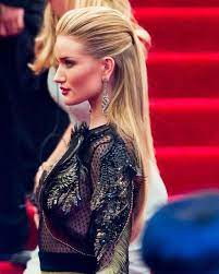 19 Gorgeous Hairstyles For Graduation Pictures 2020 Celebrity Hairstyles Red Carpet Long Hair Styles Pulled Back Hairstyles