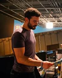 Black Actors Under 30 Kartinka Arducbrs Arikbokeerdenet Cukur Chukur Cukur Kiralikask Voron Kuzgun Kuzdil Burbar Kuzdil Kiralika In 2020 Actors Hot Actors Bari