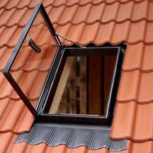 https www pointp fr couverture chassis d acces au toit gvt sur combles non amenages 103 66x118 a1317291 chassis de toit chassis fenetre toit