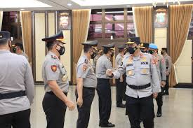Semakan cara permohonan epangkat dan semak kenaikan pangkat guru secara online melibatkan dg 41 ke 44, dg42 ke dg44, dg52 ke dg54 mudah sahaja. Upacara Salah Terima Jabatan Dan Kenaikan Pangkat Ini Sederet Tugas Para Kapolda Baru Dari Kapolri Media Lintas Nusantara