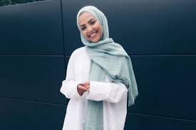 Gabungan ketenangan warna biru dengan warna merah yang berani menjadikan suasana lebih menyerlah tanpa menyakitkan mata. 6 Kombinasi Warna Hijab Cocok Dengan Baju Putih Womantalk
