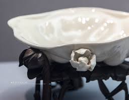 德化窑荷叶洗明福建博物院藏white glazed washer in the shape of lotus leaf dehua ware the ming dyasnty 1368 644 fujian musuem 荷叶形叶面向下边 ice cream pottery glazes desserts