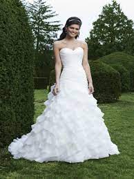 Einfach ein hochzeitskleid aus geld falten, mit dieser diy anleitung für ein kleid aus geldscheinen. Hochzeit 2013 Geraffte Brautkleider Mit Volants Und Glitzer