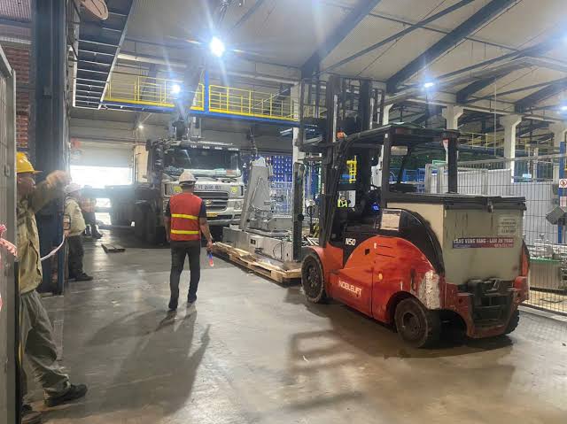 xe nâng đang vận hành trong nhà kho công nghiệp