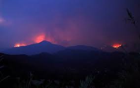 The fire has a perimeter of more than 35km surrounding. Lnyxouhg7cu26m