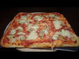 Come si fa la pizza fatta in casa. La Pizza Fatta In Casa Leggera Con Poco Lievito Ricetta Perfetta Youtube Pizza Fatta In Casa Ricette Condimenti Per Pizza