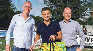 Maybe you would like to learn more about one of these? Plus Jongenotter En Wilfred Genee Trakteren Semper Altius Op Bananen Haagmedia