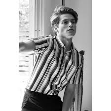 Aku pun segera mengambil beberapa tumpuk buku yang sebenarnya tak diperlukan karena kami kita di sini bertemu dengan berbagai macam masalah ucapku tapi pak, saya tidak percaya diri terangnya kamu masih muda, kamu pandai di bidang sains. Umur Sofea Fea