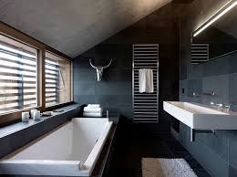 Une combinaison respectable de couleurs pour un bel intérieur de salle de bain est une combinaison de gris et d'or. Salle De Bain Noir 23 Idees De Salle De Bain Noir Et Moderne