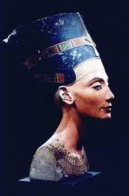 Biography Of Queen Nefertiti Ancient Egyptian Queen Egyptian Queen Nefertiti Bust Egypt Museum