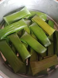 Masukkan ubi kayu, air, serbuk kunyit, dan garam. Lemak Manis Kenyal Tak Jemu Ini Cara Buat Kuih Lepat Ubi Kayu Paling Sedap