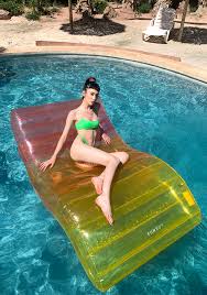 4.0 из 5 звездоч., исходя из 108 оценки(ок) товара(108). Funboy Rainbow Chaise Lounge Float Dolls Kill