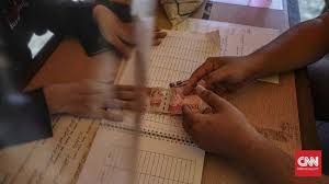 Orang melarat yang amat sengsara hidupnya, atau disebut juga fakir, merupakan salah satu golongan yang berhak menerima zakat. Orang Yang Berhak Menerima Dan Mengeluarkan Zakat