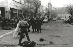 Daca suzanne brandstatter are dreptate in ceea ce sustine, indepartarea de la putere a lui nicolae ceausescu ar trebui sa ramana in istorie ca unul dintre marile succese, pana acum necunoscute, ale cia. Video RevoluÅ£ia Din Decembrie 1989 Din Cluj Napoca Filmul Evenimentelor Cluju Ro
