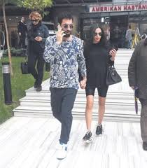Arda turan'ın ikinci bebeğine hamile olan eşi aslıhan doğan, mert vidinli'nin bir dergi için yaptığı canlı yayına konuk oldu. Arda Turan Ve Aslihan Dogan Turan El Ele Goruntulendi A Haber Son Dakika Magazin Haberleri