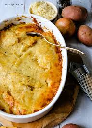 Kartoffelgratin ist immer wieder eine beilage, die einfach zuzubereiten ist und garantiert gelingt. Kartoffelgratin Ein Klassiker Aus Dem Ofen Cremig Wurzig Lecker