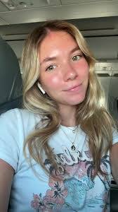 Kelly Cable's Instagram, Twitter & Facebook