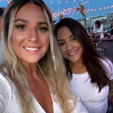 Amanda Hamill's Instagram, Twitter & Facebook