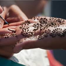 Wer sich aber sein henna tattoo selber machen möchte, findet hier wichtige info, tipps, anleitung, inspirierende designs und. Henna Tattoo Entfernen 3 Einfache Tricks Cosmopolitan