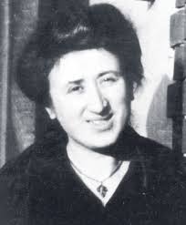 Destacada teórica y dirigente comunista, fue la más joven de una familia judía de cinco hermanos, a los dieciocho años de edad se refugió en zurich, suiza. Revitalizacion De La Obra De Rosa Luxemburgo Semanario Universidad