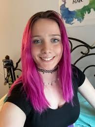 Me teñí el pelo con Arctic Fox rosa virgen. ¡Quedó mucho más brillante de  lo que esperaba! Me preocupa que no me quede bien con la cara. Sé  honesto... : r/FancyFollicles