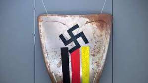 The swastika is replaced by a smiley face.: Hakenkreuz Auf Einer Wertarbeit Kunst