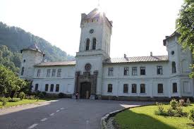 Poarta sarutului,se afla amplasata pe aleea de la intrarea din parcul orasului si este sculptata din piatra poroasa, extrasa din carierele aflate in imprejurimi, fiind alcatuita din coloane groase, paralelipipedice, ce sprijina o arhitrava cu. Redescoperim Gorjul Traseu Turistic In Circuit Targu Jiu Motru Apa NeagrÄƒ De Aici Spre Pades Tismana Si Pestisani Iv Stiri Locale De Ultima Ora Stiri Video Stiri Gorjeanul Ro