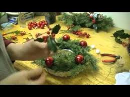 A noël, composez un super centre de table table avec de jolis proteas, chaudement emmitouflés dans un ruban de fourrure. Composition Florale De Noel Centre De Table Youtube