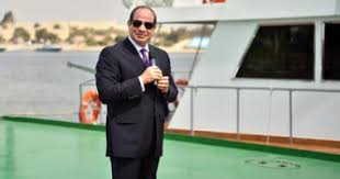 عبد الفتاح سعيد حسين خليل السيسي (19 نوفمبر 1954)، هو الرئيس السادس والحالي لجمهورية مصر العربية، والقائد الأعلى للقوات المسلحة المصرية، انتُخب سنة 2014 لمدة 4 سنوات بعد نجاحه في الانتخابات. Ø§Ù„Ø±Ø¦ÙŠØ³ Ø§Ù„Ø³ÙŠØ³Ù‰ Ø®Ù„Ø§Ù„ Ù…Ø¤ØªÙ…Ø± ØµØ­ÙÙ‰ Ø¹Ø§Ù„Ù…Ù‰ ÙÙ‰ Ù‚Ù†Ø§Ø© Ø§Ù„Ø³ÙˆÙŠØ³ Ù…Ø­Ø¯Ø´ Ù‡ÙŠÙ‚Ø¯Ø± ÙŠØ§Ø®Ø¯ Ù†Ù‚Ø·Ø© Ù…ÙŠØ§Ù‡ Ù…Ù† Ù…ØµØ± ÙˆØ§Ù„Ù„Ù‰ Ø¹Ø§ÙˆØ² ÙŠØ¬Ø±Ø¨ ÙŠØ¬Ø±Ø¨ Ù…Ø´Ø±ÙˆØ¹ ØªØ·ÙˆÙŠØ± Ø§Ù„Ø±ÙŠÙ ÙƒØ£Ù†Ù†Ø§ Ø¨Ù†Ø·ÙˆØ± Ù†Øµ Ù…ØµØ± Ù…Ù† Ø¬Ø¯ÙŠØ¯ ÙˆÙŠØ¤ÙƒØ¯ Ù…Ø´Ø±ÙˆØ¹Ø§Øª Ø§Ù„Ù†Ù‚Ù„