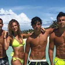 Los tremendos cuerpazos de mario casas y sus hermanos hacen estallar los casi toda la familia de mario casas se ha ido de vacaciones al caribe mexicano para celebrar el 31º cumpleaños. Los Hermanos De Mario Casas Una Familia De Guapos Actores En Pareja