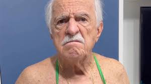 Aos 93 anos, Ary Fontoura leva os fãs à loucura ao surgir de biquíni