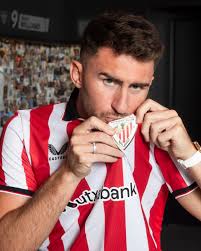 😘 Now he's 'our' Eric @Laporte again 😉 #OngiEtorriLaporte #AthleticClub 🦁