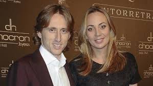 Luka modrics familie unterstützt ihn bei der wm. Luka Modric Das Ist Seine Wunderschone Frau Vanja