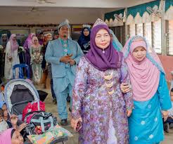 Tema peringalan hari guru nasional tahun 2019 adalah guru penggerak indonesia maju. Sambut Hari Guru Tema Pengantin Amboi Sakan Guru Di Sk Chini Berpakaian Bak Raja Sehari