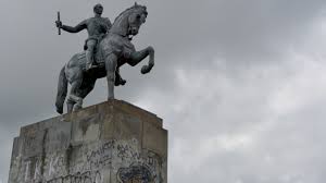 La escultura de sebastián de belalcázar es de victorio macho, un escultor toledano (que por cierto tiene su museo en toledo), al que le encargaron en una época los 'conquistadores' eran parte de un ideal centroeuropeo; Reclaiming Colombian Identity Lse International History