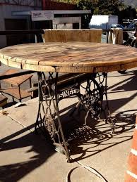 Really beautiful patio set made from an old cable wheel. 15 Repurposed Wire Spool Ideas Remodelando La Casa