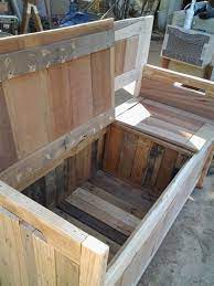 Diy Pallet Storage Bench Has Two Compartments 1001 Pallets Pallet Storage Diy Storage Bench Pallet Diy