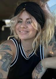 I know a woman that I never liked, she never liked me either. I don't even  know why, we had mutual friends, were friends