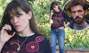 Ben affleck as batman, gal gadot as wonder woman and director zack snyder on the set of zack snyder's justice league. Jennifer Garner Wears Look Of Worry As She Takes Call Amid Ben Affleck S Split From Ana De Armas Daily Mail Online