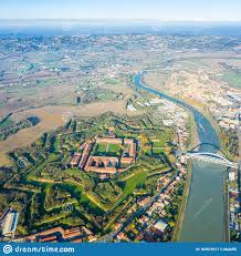 The main tourist attraction of cittadella is a tour of the ramparts ('camminamento di ronda'). Luftaufnahme Der Modernen Sechssternformigen Festung Cittadella Von Alessandria Auf Dem Gewundenen Fluss Tanaro Piemont Italien Stockbild Bild Von Italien Landschaft 163578317