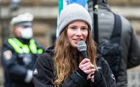 I dream of a world where geography classes teach about the climate crisis as this one great challenge that was won by people like you and me, says climate activist luisa neubauer. Luisa Neubauer Privat Kein Land Fur Alte Weisse Manner Die Klimaschutzaktivistin Im Portrat News De