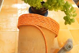 Pensez à peindre l'intérieur de la bordure du pot qui reste visible même lorsqu'elle est chargée de fabriquer des pots de fleurs rigolos avec des bouteilles en plastique. Diy Customiser Son Pot De Fleur Jeanne S Amuse