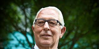 1 direct na het afronden van de havo in eindhoven begon hij zijn carrière bij de amsterdamse politie. Zoon Van Groentegraaf Jan Van Den Heuvel Voor Het Gerecht